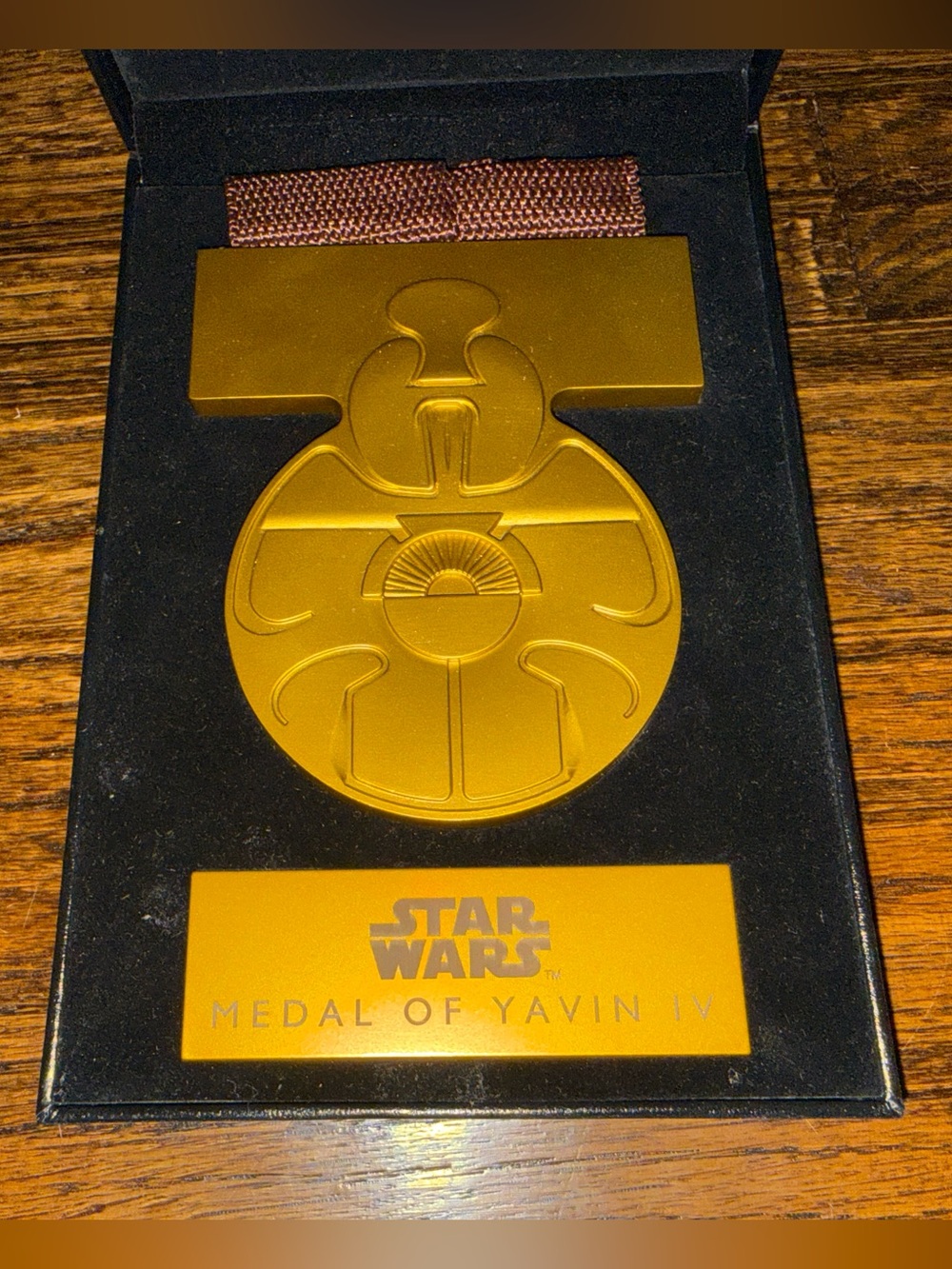Disney Parks Galaxy’s Edge Gold Plated Star Wars Medal of Yavin IV Episode IV